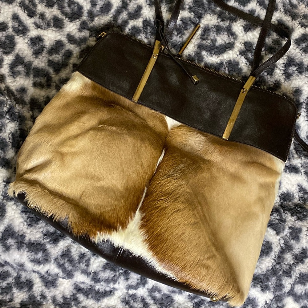 👜 Wilson’s Leather 👜
Cow print bag 🤠 
{new + unused} 
mint condition.
